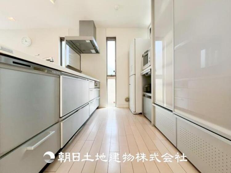 キッチン 【キッチン】住宅の主役でもあり、日常生活を過ごす上で重要な水回りでもあるからこそ機能性・デザイン性に拘りました。お掃除のしやすいシステムキッチンを設置しました。