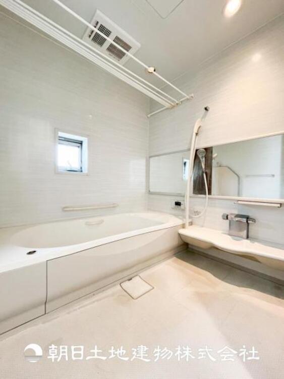 風呂 【浴室】上品な色合いが魅力のバスルームは、ほっと落ち着く空間を作り出しています。広々とした浴槽で体を癒やしながら、疲れを取り除けるような仕様です。お子様と一緒に楽しく入るのもいいですね。