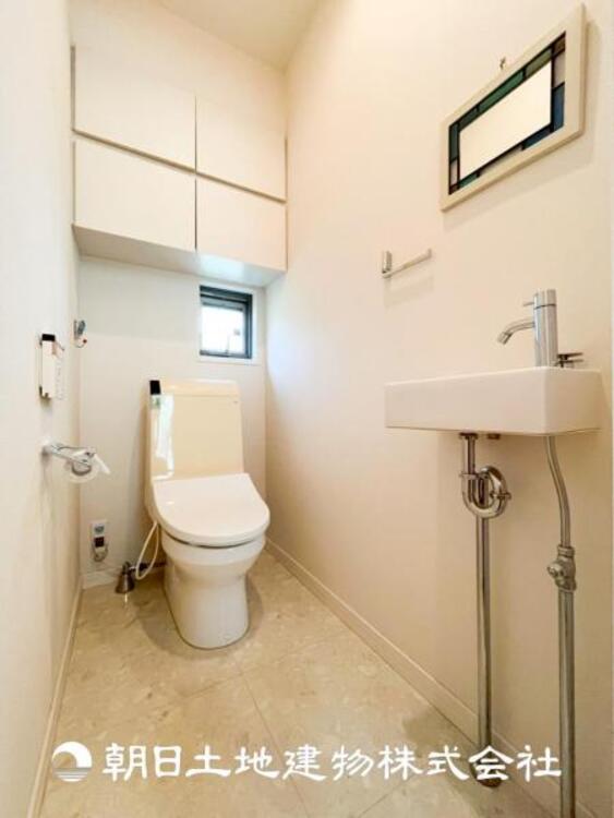 トイレ 【トイレ】家族みんなが毎日使う場所だから。お掃除がしやすい方はいい。いつまでも清潔な空間を保てるように、汚れをふき取り易いフロアと壁紙をチョイス致しました。洗浄便座になっておりますので、とても清潔にご使用いただけます。