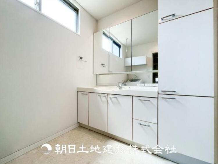 洗面 【洗面化粧台】慌ただしい1日が始まり、充実した1日の終わりを締めくくる洗面所。快適に過ごせることはもちろん、収納や機能性を兼ね備えた洗面化粧台です。快適に過ごせることはもちろん、収納や機能性を兼ね備えた洗面化粧台です。