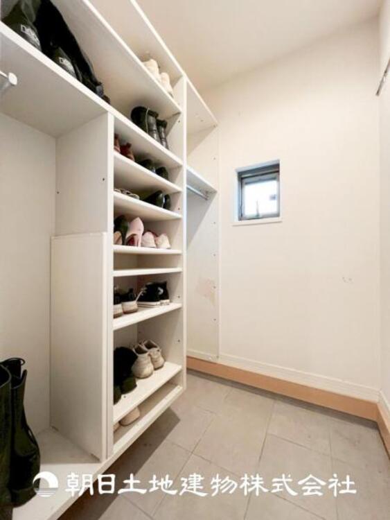 収納 【SIC】玄関先には広々としたシューズインクローゼットを完備。その他収納スペースとしても活用できます。お子様のベビーカー置き場にも。