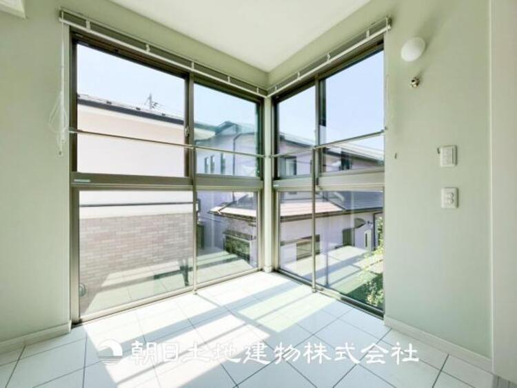 バルコニー 【バルコニー】温かい太陽を感じる事ができるのは、目の前に遮るものが無いから。彼方に広がる風景が絵画のように広がります。