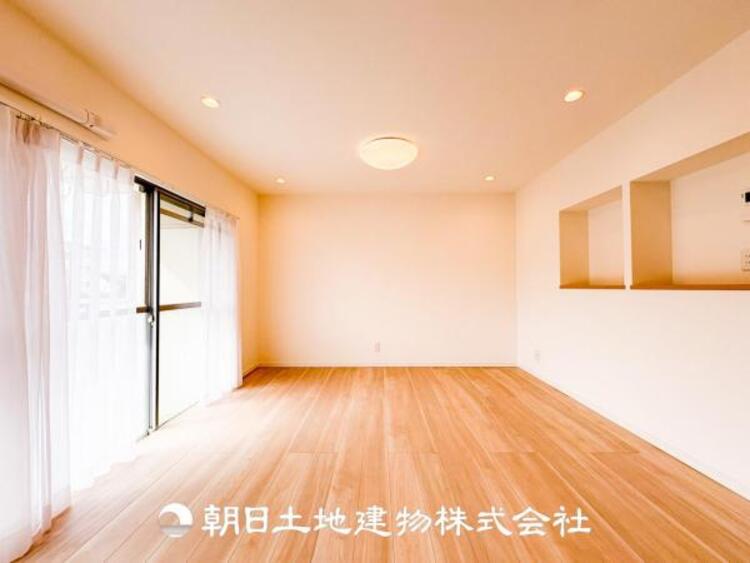 居間 リビングにはみんなが集い、食事や楽しい会話が始まる。