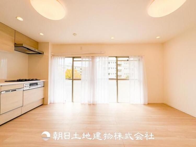 居間 家族や友人との時間など、１番多くの時間を過ごす空間だからこそ落ち着いた空間になります。