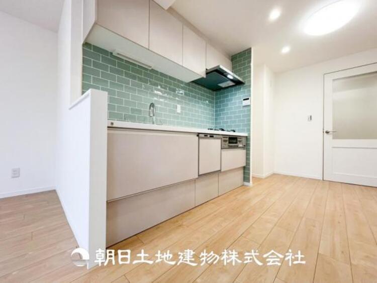 キッチン 【キッチン】住宅の主役でもあり、日常生活を過ごす上で重要な水回りでもあるからこそ機能性・デザイン性に拘りました。お掃除のしやすいシステムキッチンを設置しました。