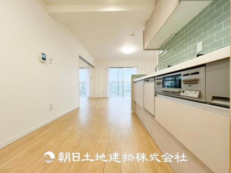 キッチン 【キッチン】仲良しなご夫婦、お子様、みんなでお料理ができる程の贅沢なスペースを実現したキッチンとなっております。みんなで作った料理を召し上がりながらの会話は盛り上がること間違いなしです。