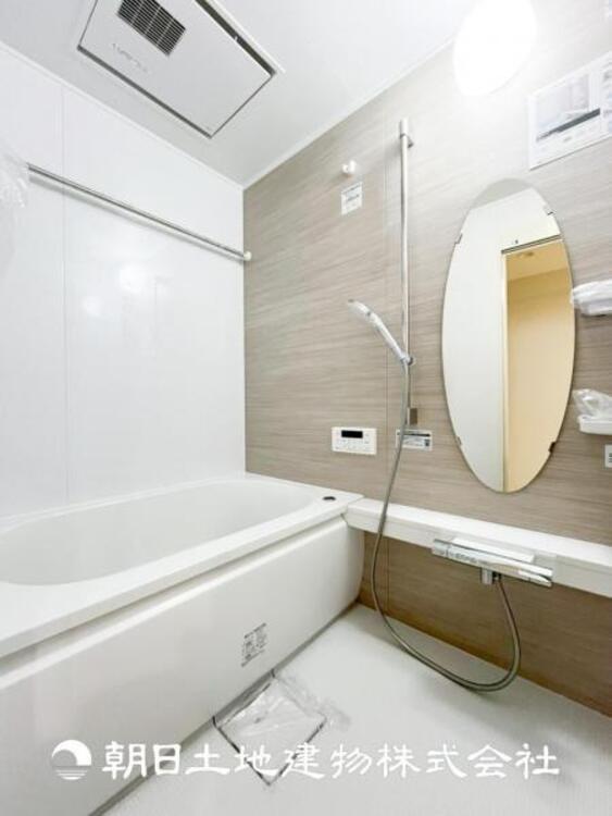 風呂 【浴室】上品な色合いが魅力のバスルームは、ほっと落ち着く空間を作り出しています。広々とした浴槽で体を癒やしながら、疲れを取り除けるような仕様です。お子様と一緒に楽しく入るのもいいですね。