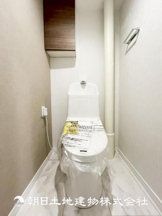 トイレ 【トイレ】家族みんなが毎日使う場所だから。お掃除がしやすい方はいい。いつまでも清潔な空間を保てるように、汚れをふき取り易いフロアと壁紙をチョイス致しました。洗浄便座になっておりますので、とても清潔にご使用いただけます。