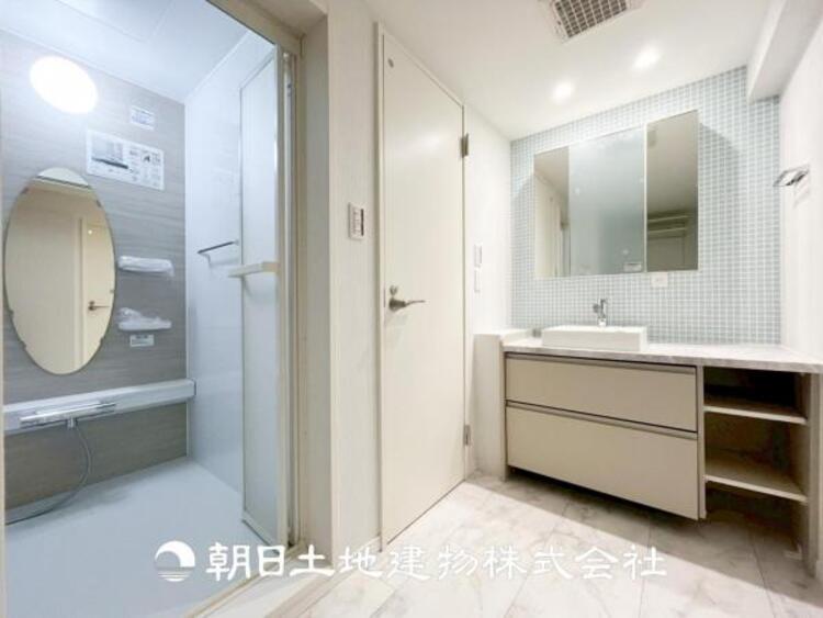 洗面 【洗面化粧台】慌ただしい1日が始まり、充実した1日の終わりを締めくくる洗面所。快適に過ごせることはもちろん、収納や機能性を兼ね備えた洗面化粧台です。快適に過ごせることはもちろん、収納や機能性を兼ね備えた洗面化粧台です。