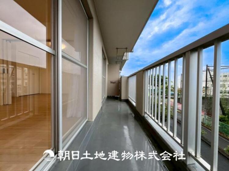バルコニー 【バルコニー】温かい太陽を感じる事ができるのは、目の前に遮るものが無いから。彼方に広がる風景が絵画のように広がります。
