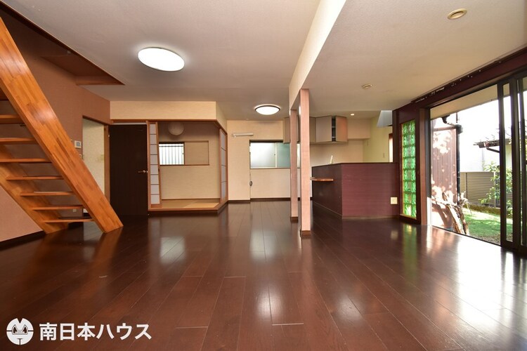 居間 【リビング】22帖の広々としたリビングです！南庭がある大きな窓から明るい日が差します♪