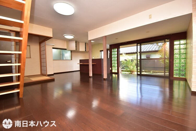 居間 【リビング】22帖の広々としたリビングです！南庭がある大きな窓から明るい日が差します♪