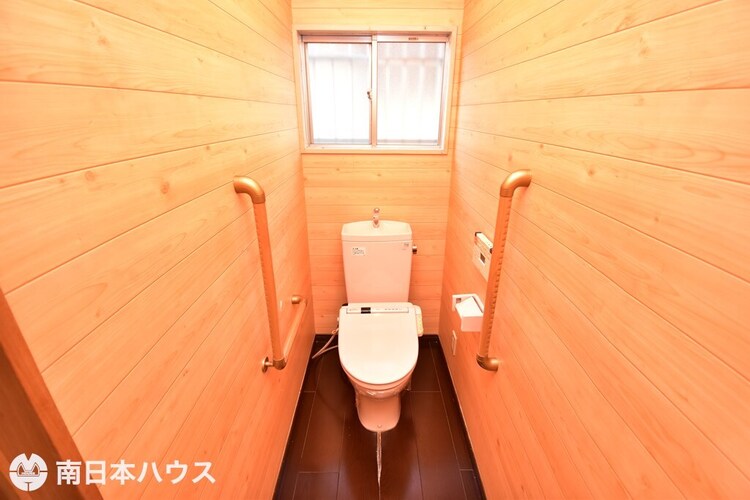 その他 【1階トイレ】温水洗浄便座機能付きのトイレです！奥行きのある広めのトイレです♪