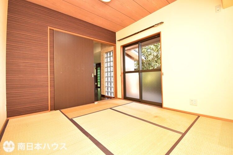 内装 【1階和室】リビングの奥にある6帖の和室です！寝室や客間などに最適です♪ウッドデッキへ出られます♪