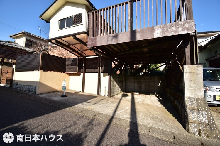 その他 【駐車場】駐車1台、ウッドデッキが上部にあります♪
