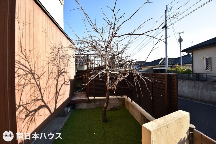 その他 【庭】玄関先の庭には桜の木が植栽されています♪
