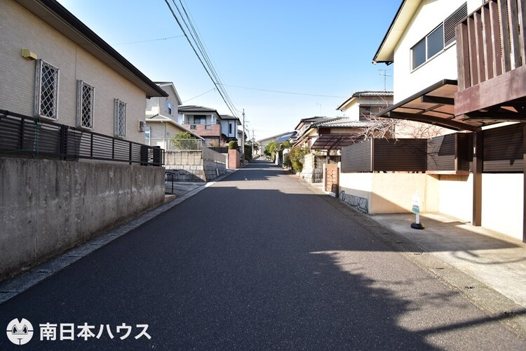 外観 【前面道路】西向きの前面道路です！団地内で交通量の少ない静かな住環境です♪