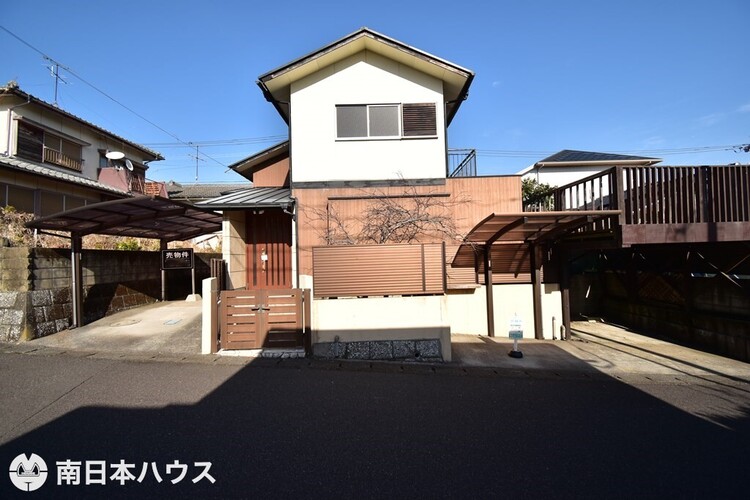 外観 南西向き道路【敷地面積200.11m2(60.53坪)】駐車2台分！即日室内のご見学が可能です♪