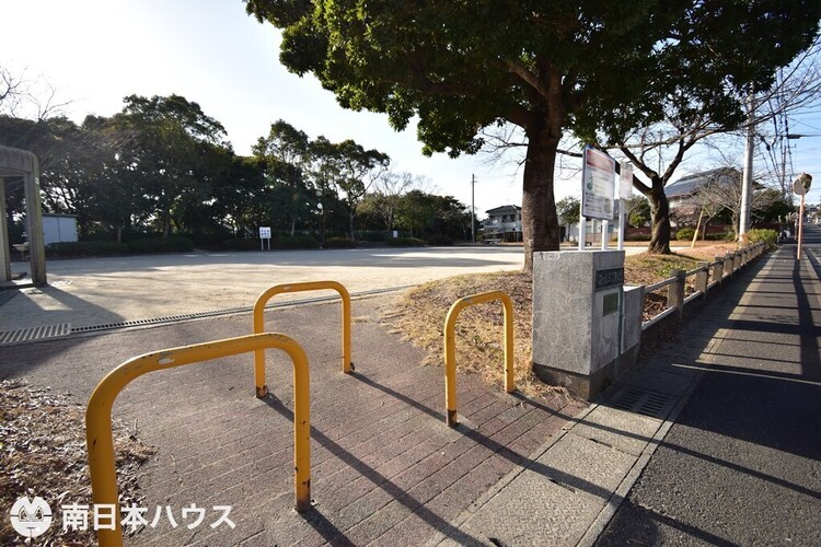 周辺 桜ヶ丘三丁目公園【桜ヶ丘三丁目公園】鹿児島市桜ヶ丘3丁目にある公園ですトイレ、遊具、広場、公衆電話あり 徒歩 約4分（約250m）