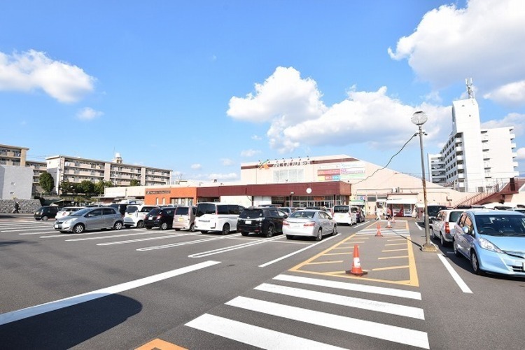 周辺 Aコープ桜ヶ丘店Aコープ鹿児島は、暮らしに「安心」「安全」あなたのやさしさ応援します。がキャッチフレーズで地域の方々が日常良く利用されるスーパーです。桜ヶ丘の中心地にあり… 徒歩 約7分（約530m）