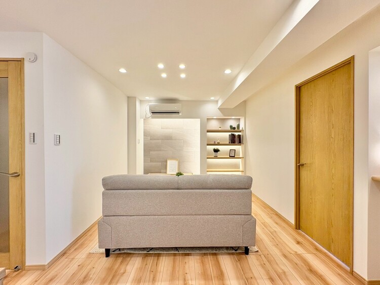 居間 忙しく過ぎゆく日常を置き去るほど、ゆったりした時間が流れるリビング。