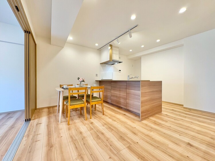 居間 居心地の良い空気感は、暮らしのステージを彩り、心からのやすらぎと満足感を与えてくれます。