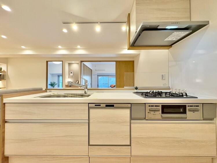 キッチン スマートな意匠と充実の機能を備えたキッチンが、暮らしにおいしい彩りを添えます。