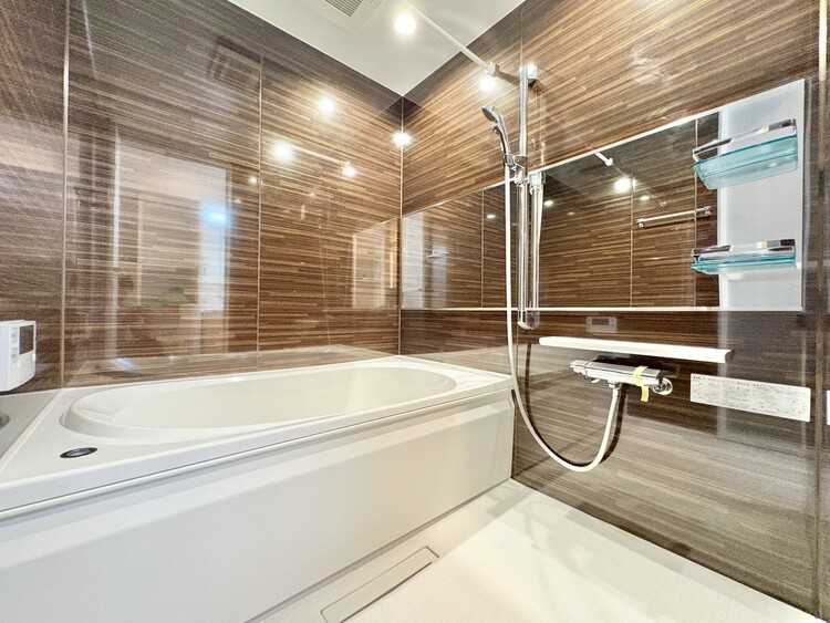 風呂 一日の疲れを癒すバスルームは、心地よいリラックスを叶える清潔感溢れる空間です。