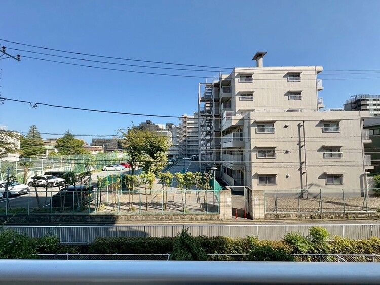 バルコニー 窓を開けると広がる青空。心をリフレッシュして日々を過ごしていきましょう。