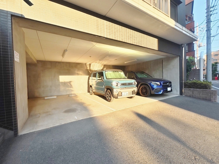 駐車場 本物件の駐車スペースです。車種制限のある場合もございますので、お気軽にお問い合わせくださいませ。