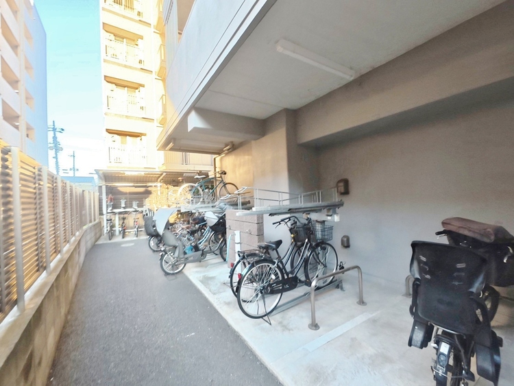 設備 きちんと整備された駐輪場。住む方の心遣いが感じられます。