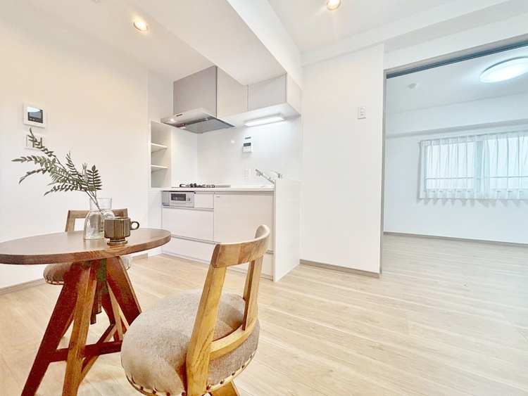 居間 居心地の良い空気感は、暮らしのステージを彩り、心からのやすらぎと満足感を与えてくれます。