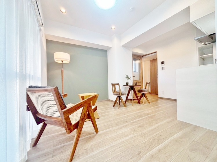 居間 飾り過ぎないシンプルな内装と偏り過ぎないデザインで統一しました。