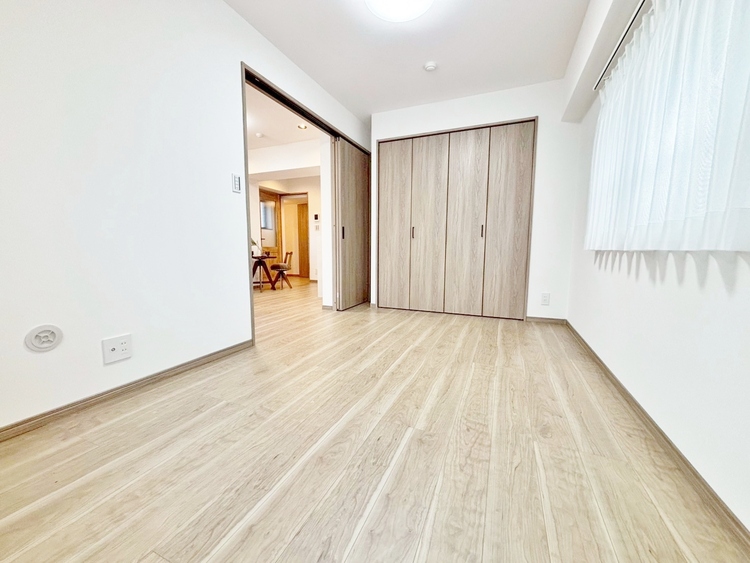 寝室 ベッドも十分に設置するスペースがあります。