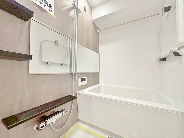 風呂 一日の疲れを癒すバスルームは、心地よいリラックスを叶える清潔感溢れる空間です。