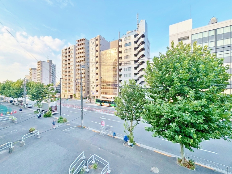 バルコニー 窓を開けると広がる青空。心をリフレッシュして日々を過ごしていきましょう。