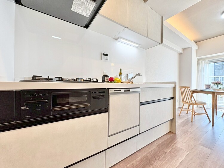 キッチン スマートな意匠と充実の機能を備えたキッチンが、暮らしにおいしい彩りを添えます。