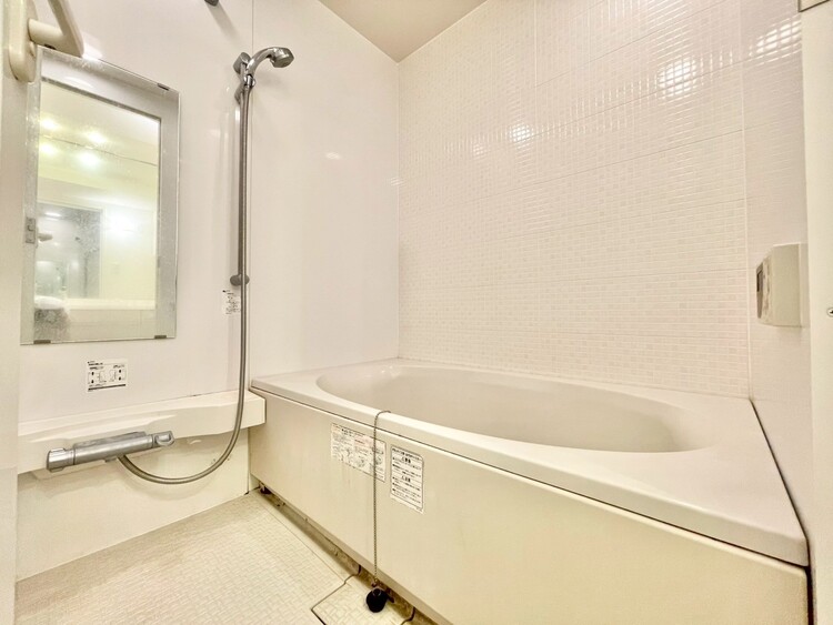 風呂 一日の疲れを癒すバスルームは、心地よいリラックスを叶える清潔感溢れる空間です。