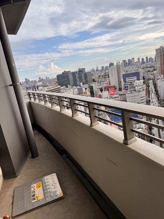 バルコニー 窓を開けると広がる青空。心をリフレッシュして日々を過ごしていきましょう。