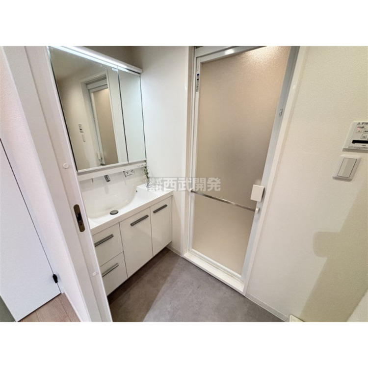 洗面 清潔感のある洗面化粧台で、朝の身だしなみをしっかりと。シャワーヘッドが付いているので、お掃除も簡単にできます。