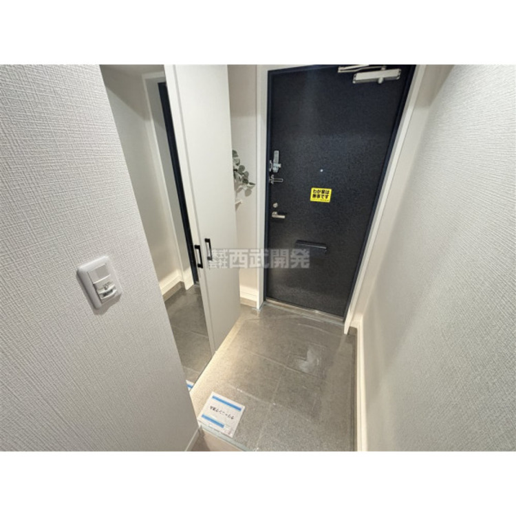 玄関 シューズボックスには鏡が付いているので、外出前の身支度チェックができます。