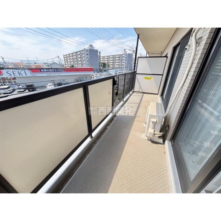 バルコニー 太陽の光が射し込むバルコニーは、洗濯物を干すのが楽しくなりますね。