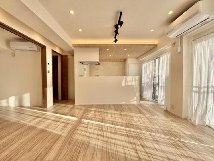 居間 家族が集まるリビングは明るさが取れる設計に。続き間の洋室はお子様を遊ばせるスペースとしても重宝します。ライフスタイルの変化にも対応しやすい間取り設計にしました