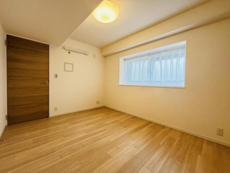 内装 家族個々の安らぎの空間。誰もが好みで飾れるシンプルな室内に仕上げてあります。 