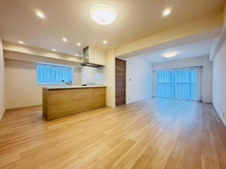 居間 ゆとりあるキッチンスペースを備えるリビングは家族が1番くつろげる癒しの空間です。 