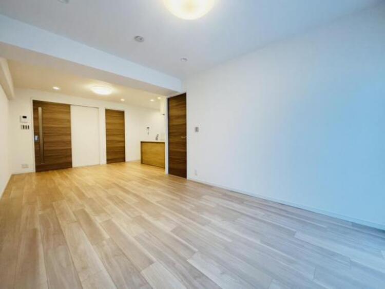 居間 落ち着きのあるリビングです。お友達が遊びに来た時にも使えますし、ちょっと疲れた時にお昼寝できるのも嬉しいですね。 