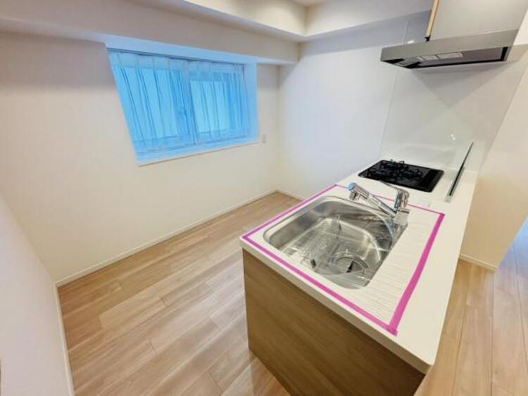 キッチン 人気のカウンターキッチン。出来上がったお料理をダイニングにいるパパやお子様にそのまま手渡しすることが出来ます。 