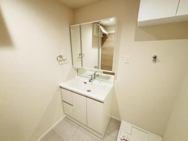 洗面 清潔感と機能性を備え一日の始まりと終わりを心地よく演出してくれるパウダールームです。 