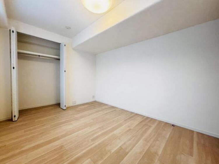 収納 クローゼットには棚やハンガーパイプが備えられているので、大切なお洋服にしわを付けずにそのまましまうことが出来ます。思い出と一緒に大切に保管しましょう。 