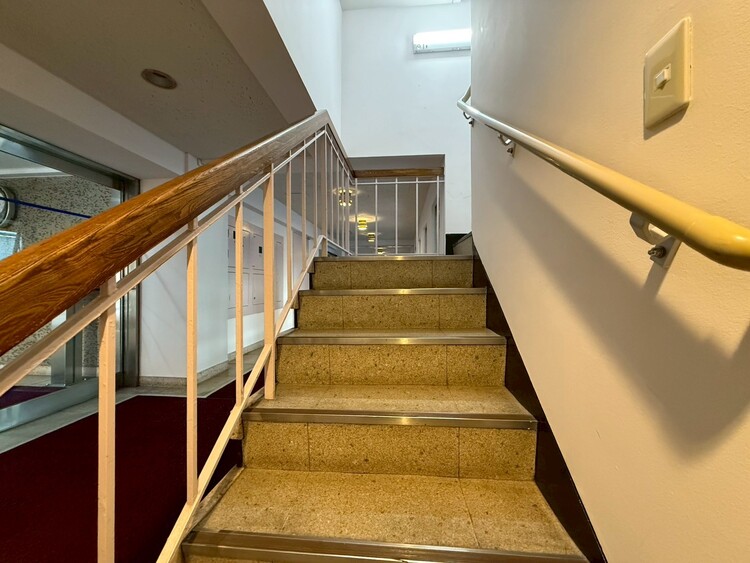 その他 共用部の階段です。明るく清潔に管理されています。